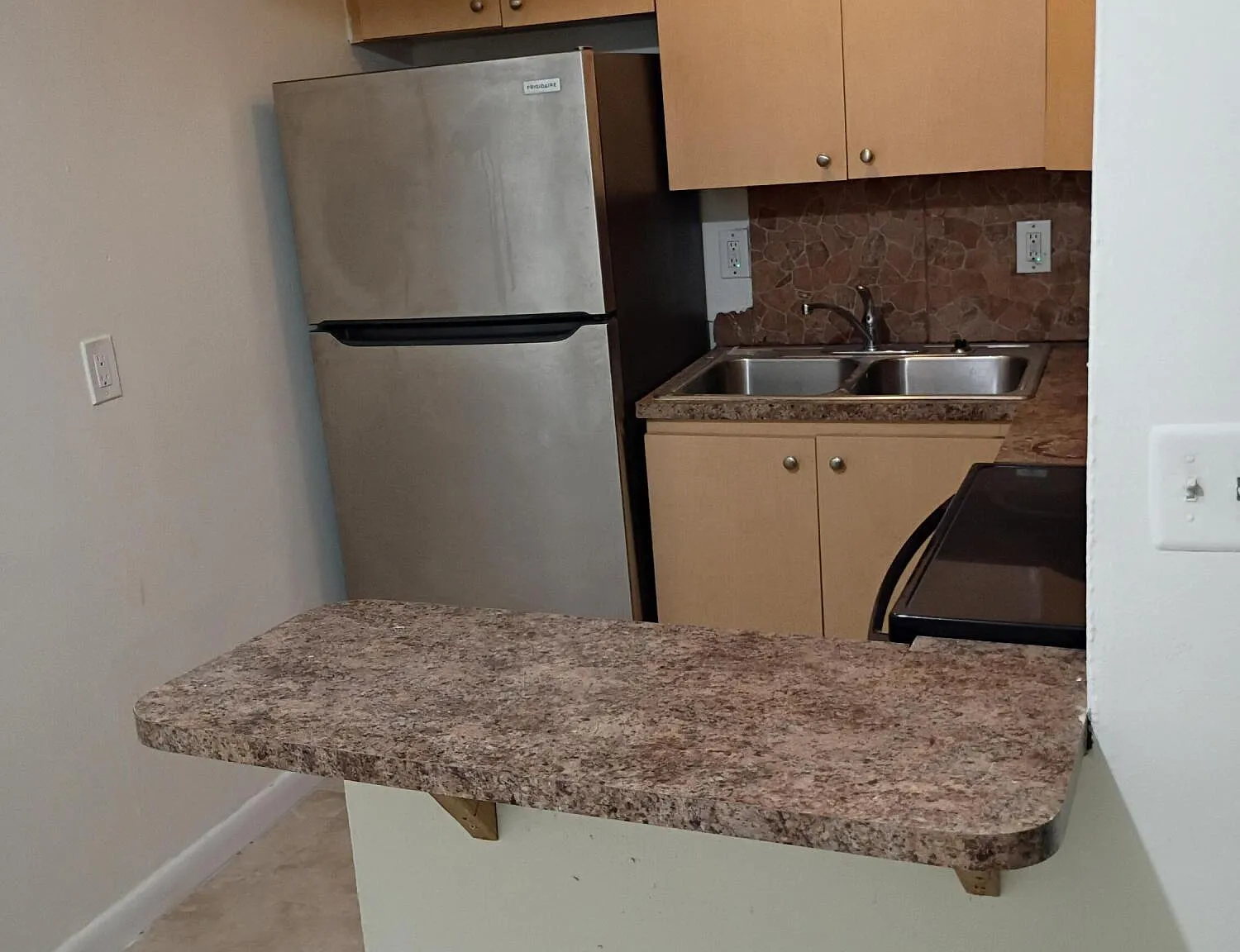 2 bed, 1.0 bath, 3151 sqft, $1,750 — Photo 3