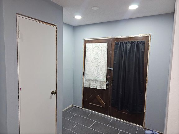 3rd image of 909 Lilac St