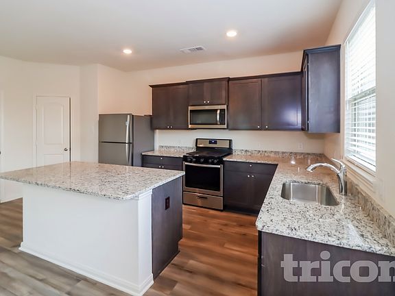 5th image of 805 Clark Dr