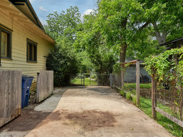 222 S Academy Ave — Photo 4