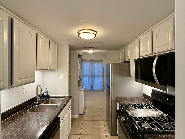 238 N Stevenson Sq — Photo 11
