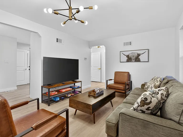 9011 Gedde Ave — Photo 4