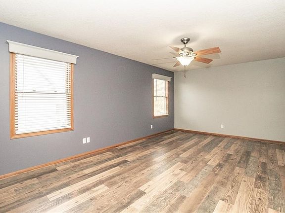 4th image of 109 SW Oakmont Dr