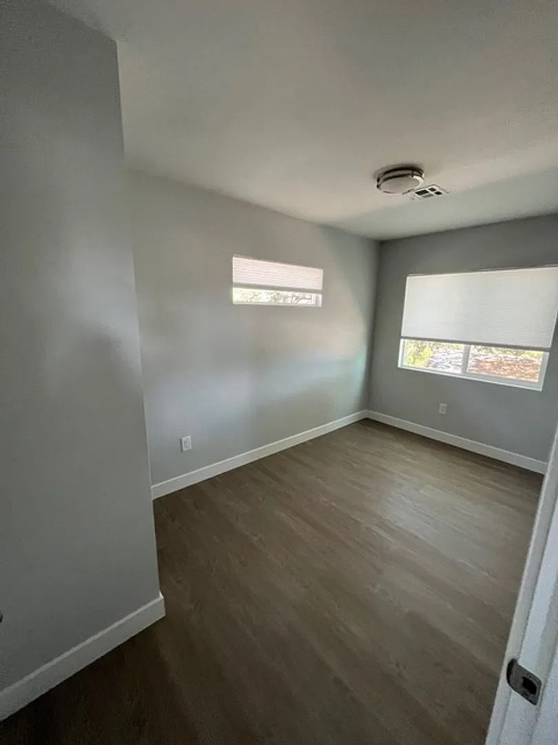4 bed 2 bath House on Adobe — Photo 3