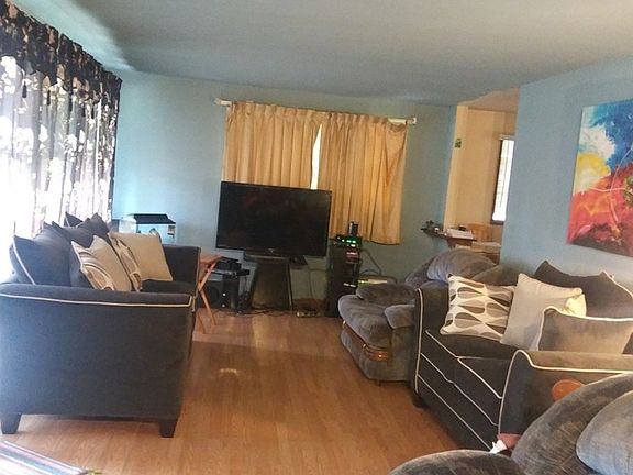 3rd image of 4450 182nd St