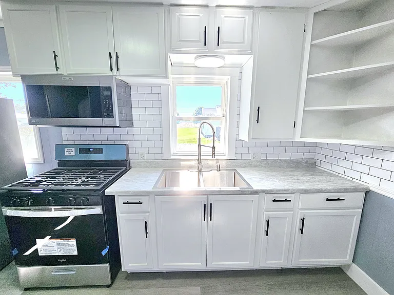240 Adamson St — Photo 8