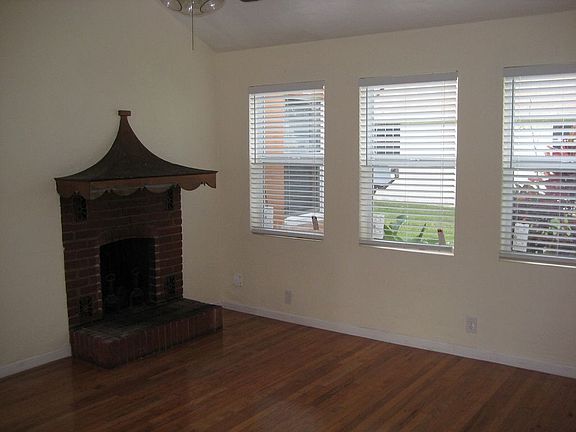 Apt 1 - non working fireplace