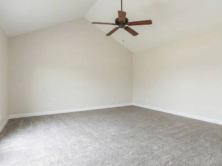 402 Laurel St — Photo 9