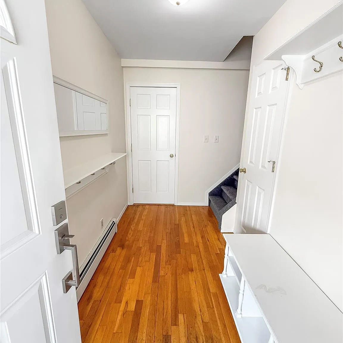 1 bed, 1.0 bath, 2020 sqft, $2,400 — Photo 3