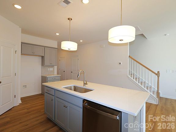 4th image of 405 Hendley Dr