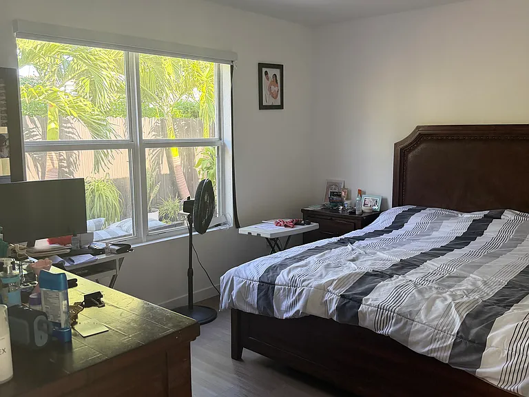 555 NE 6th Pl — Photo 17