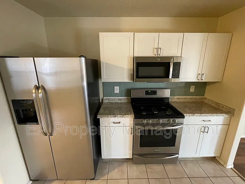 4 bed, 3.0 bath, 1840 sqft, $1,995 — Photo 3