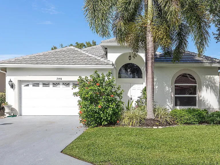3198 SE Carrick Green Ct — Photo 16