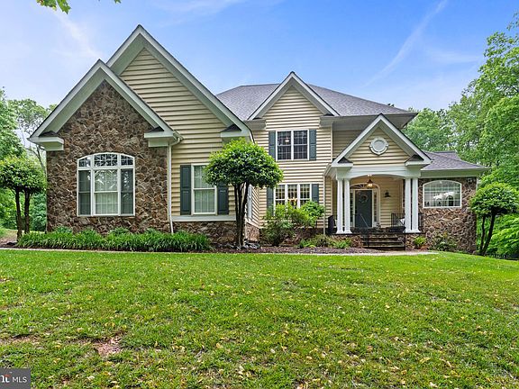 3rd image of 30 Finch Ct