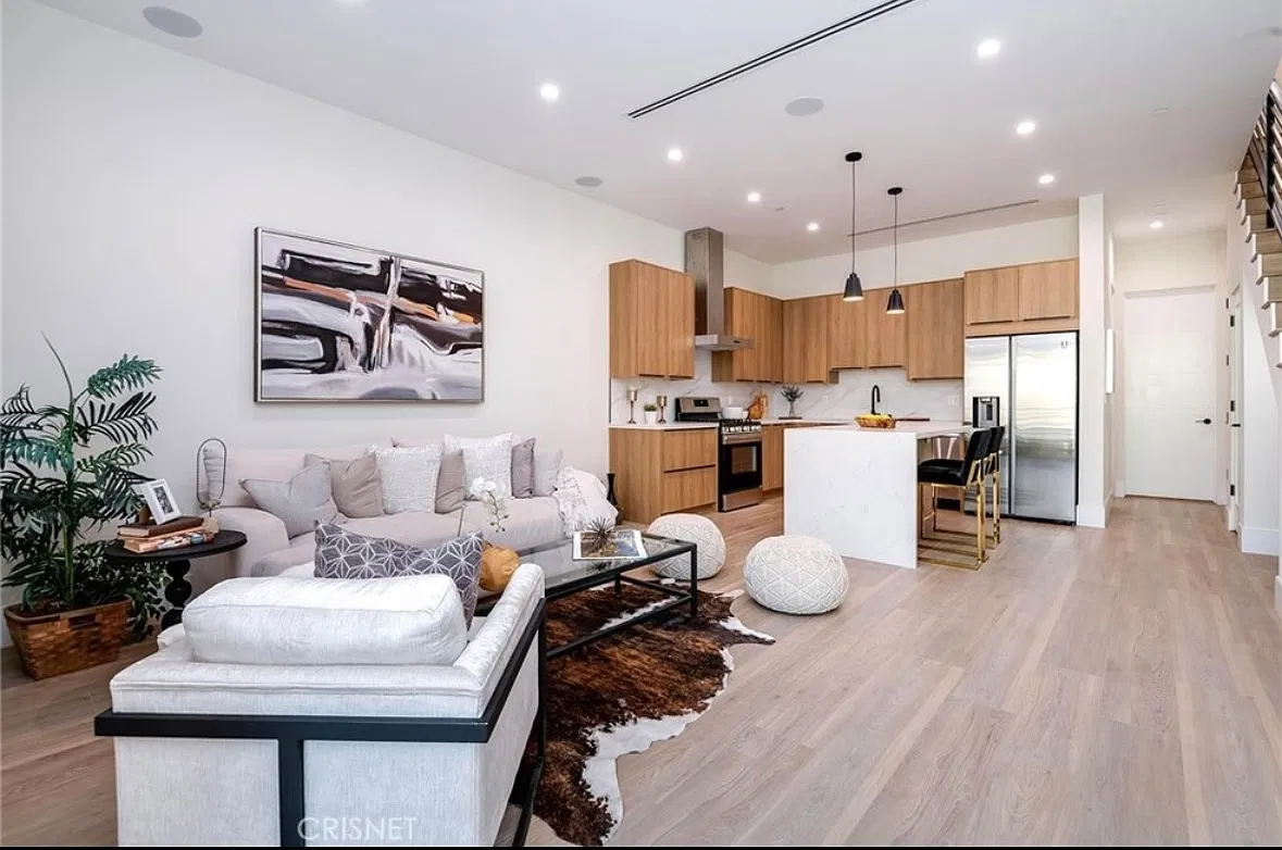 5258 Hermitage Ave — Photo 3