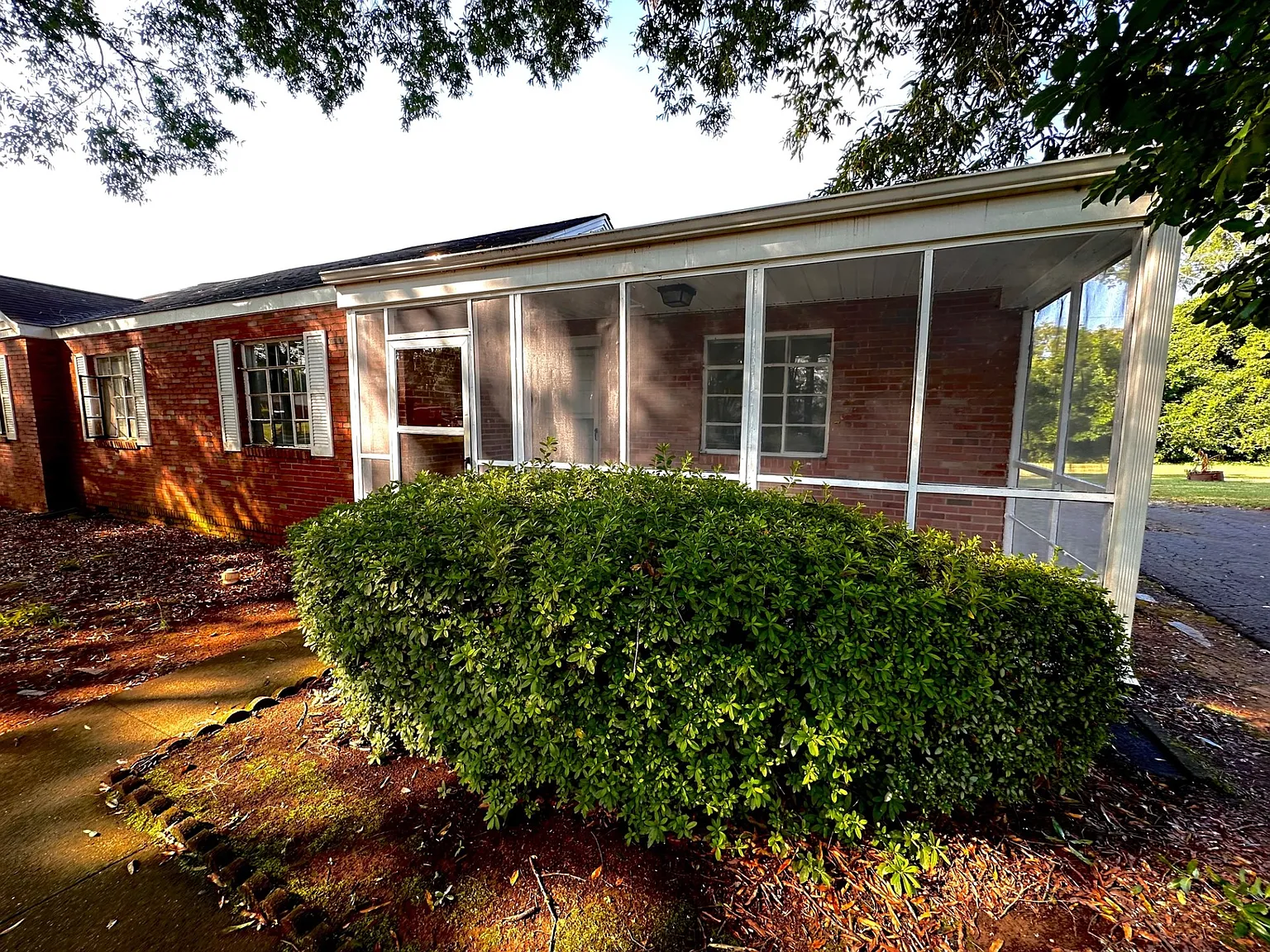 3 bed, 933 sqft, $1,695 — Photo 1