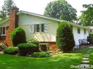 18 Manhattan Pl, Huntington, NY 11743