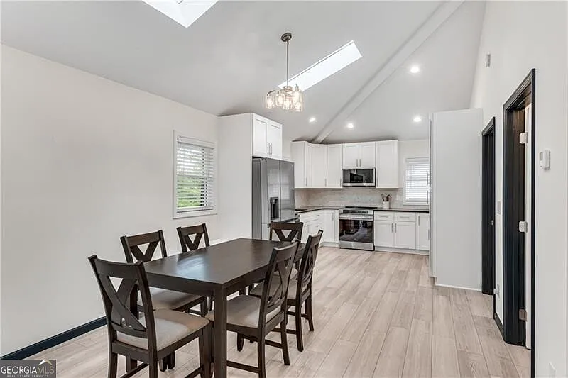 2 bed, 2.0 bath, 1405 sqft, $2,300 — Photo 2