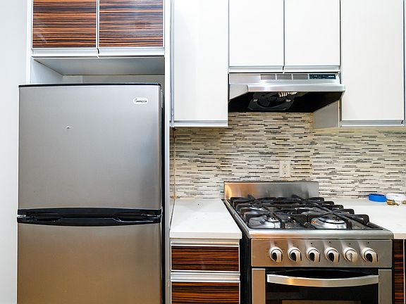 3rd image of 126 Melrose St APT 1R