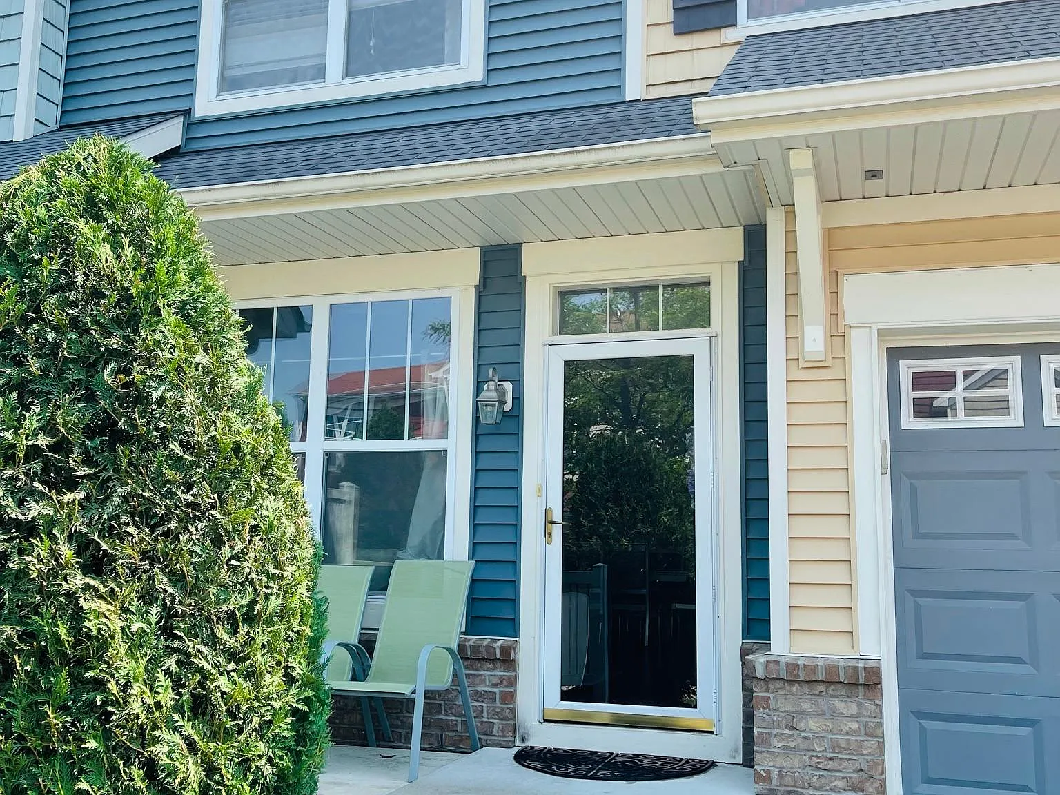 3 bed, 2.5 bath, 1689 sqft, $2,400 — Photo 2