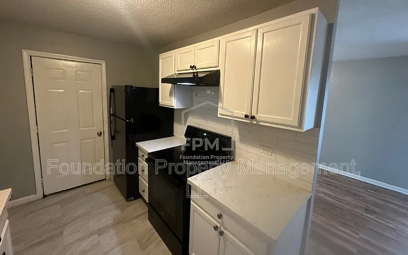 3 bed, 2.0 bath, 1042 sqft, $1,000 — Photo 4