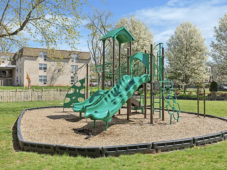 450 Green Apartments — Photo 11