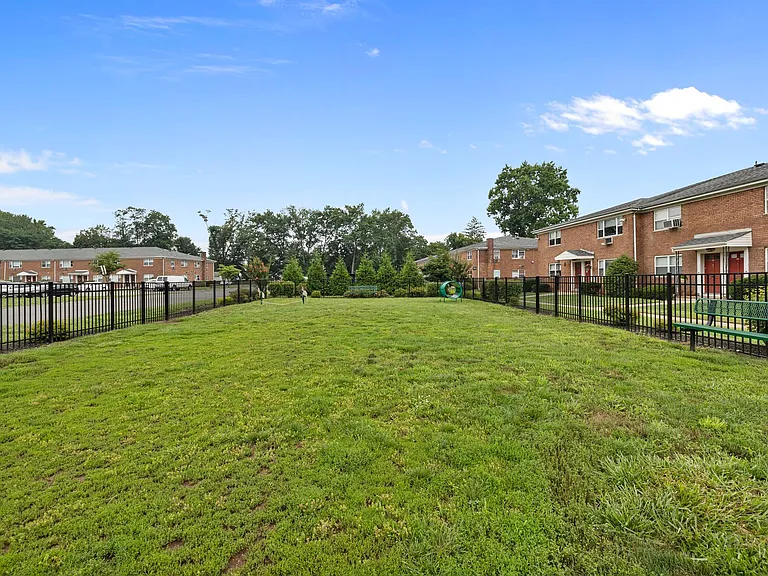 Hampton Gardens — Photo 13