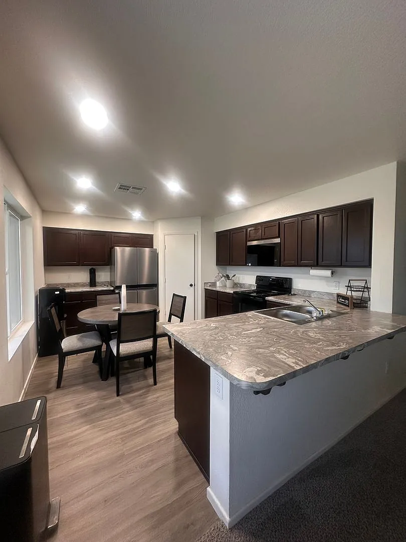 Fully furnished 3 bed 2 bath — Photo 2