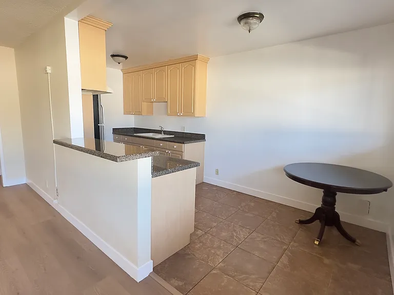454 Riverdale Dr #7 — Photo 2