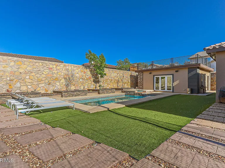 704 Warwickshire Pl — Photo 46