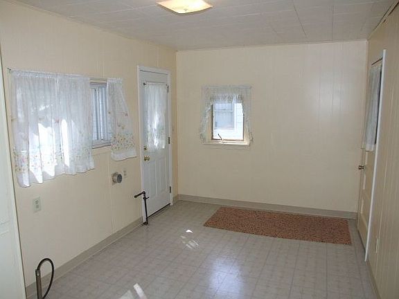 Kitchen Eat-In Area