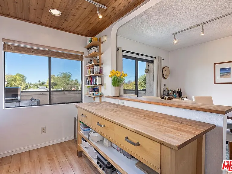 5805 Whitsett Ave #206 — Photo 8