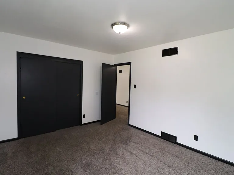 321 W 14th St — Photo 16