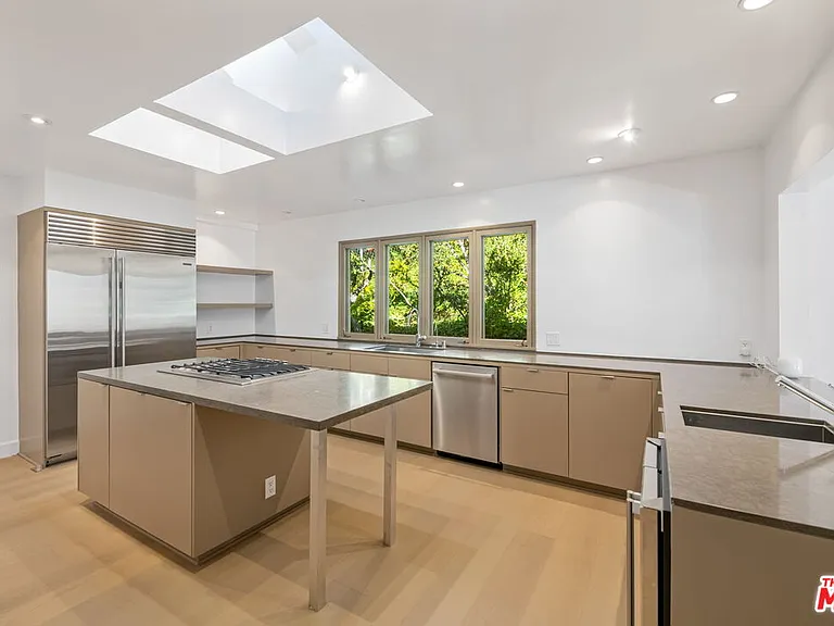 1836 N Doheny Dr — Photo 18