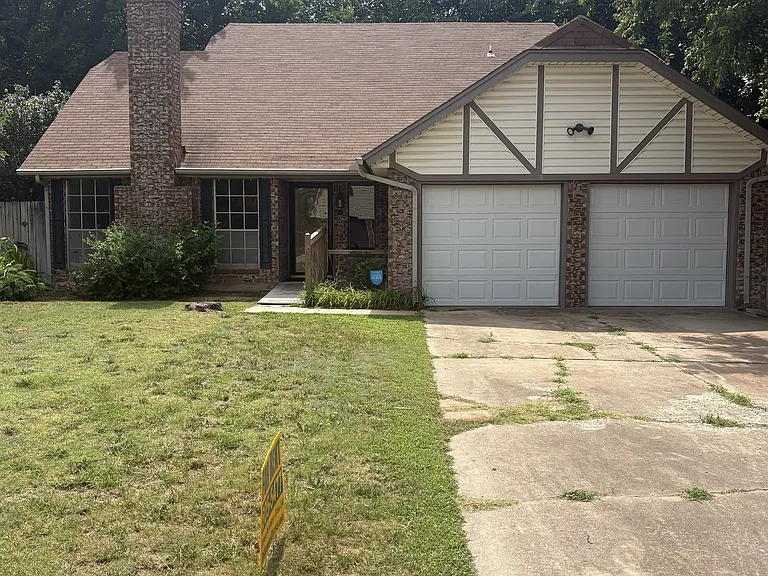 1031 S Brookview Ln — Photo 1