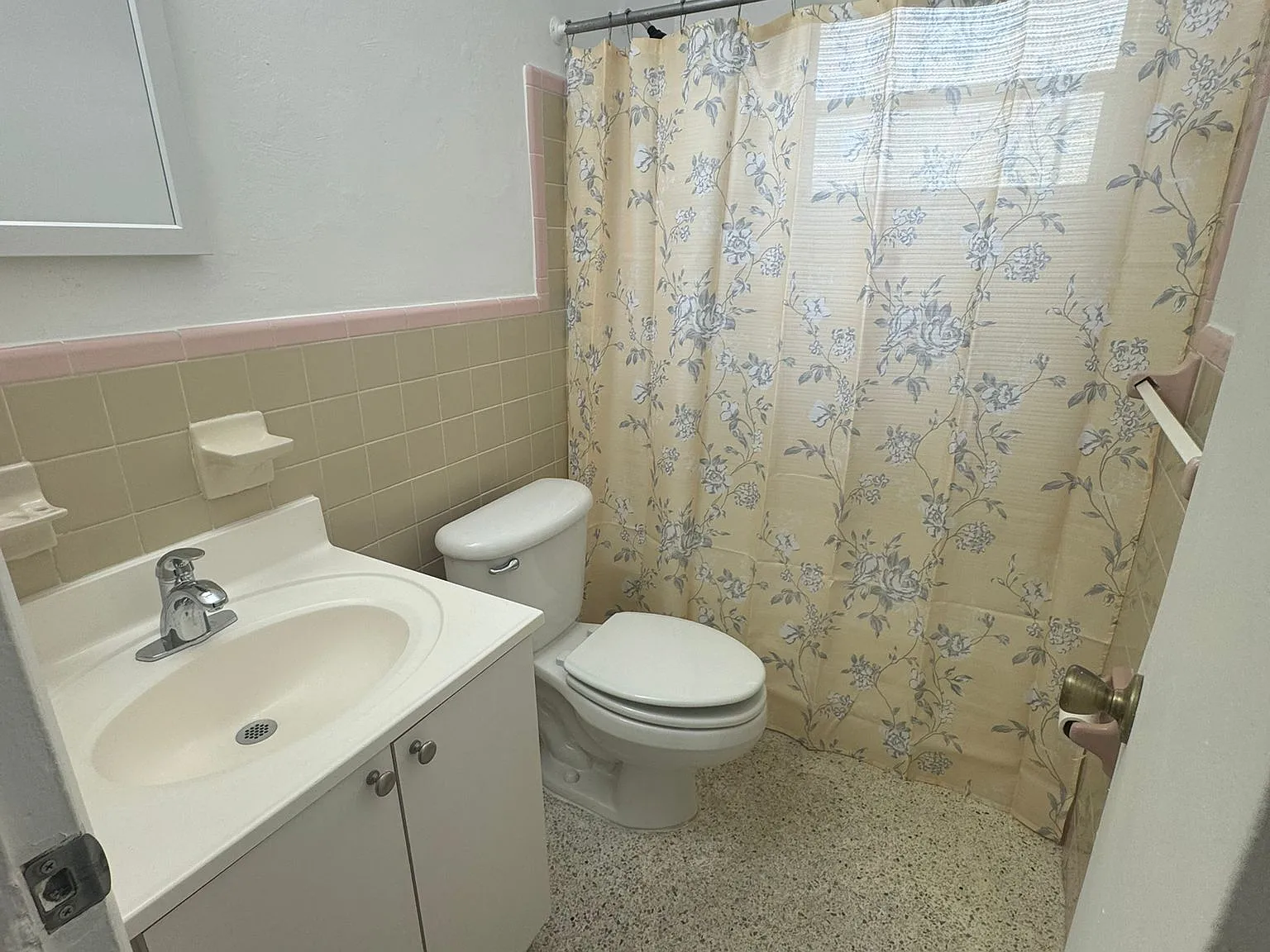 Las Brisas Apartments — Photo 4
