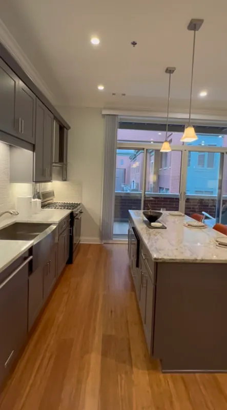 2 bed, 2.0 bath, 1090 sqft, $3,740 — Photo 4