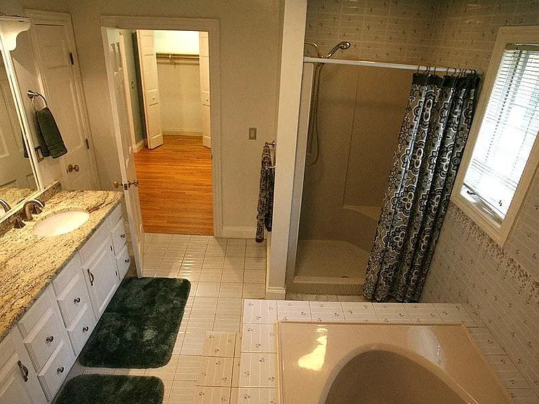 Master Bath w/Jacuzzi