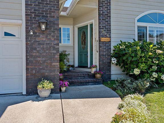 2nd image of 584 Nokomis Drive