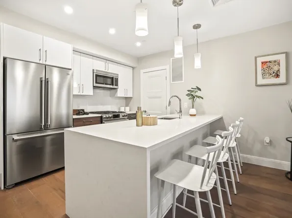 425 Lagrange St Unit 214, West Roxbury, MA 02132