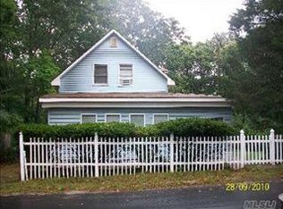 122 Maple Ave, Riverhead, NY 11901