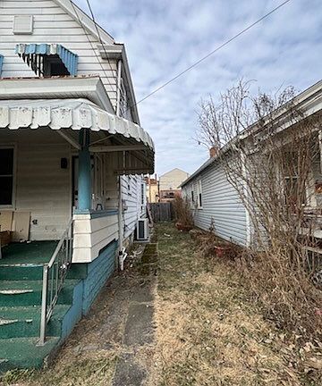 2nd image of 1122 Race St