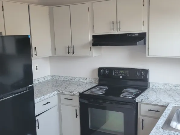 8 Locust Ct, Sicklerville, NJ 08081