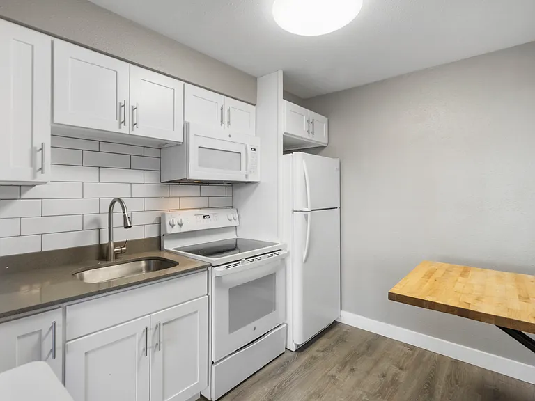 WhiteRock Apartments — Photo 16