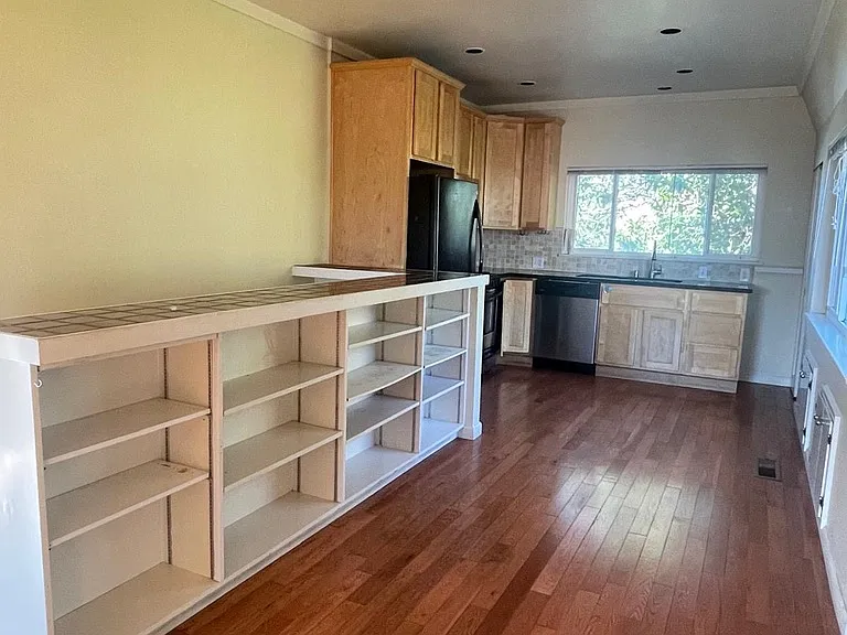1150 James Pl #2 — Photo 4