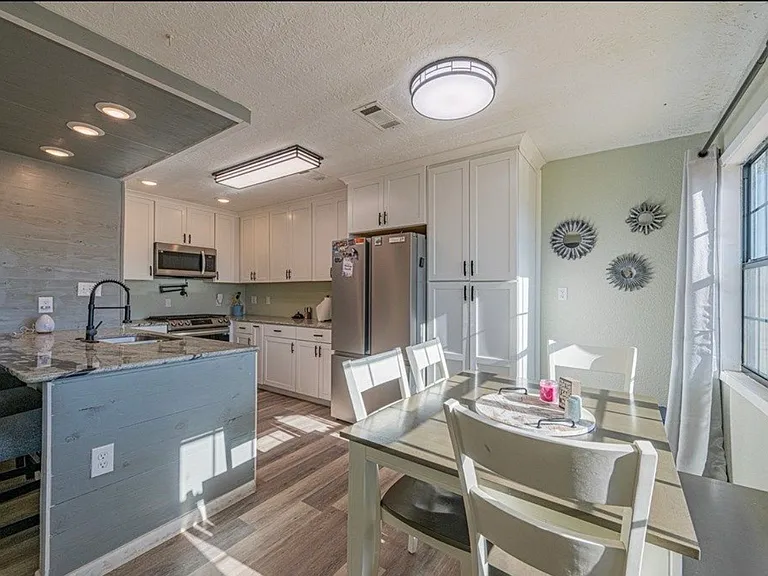 621 N Goldsmith St — Photo 12