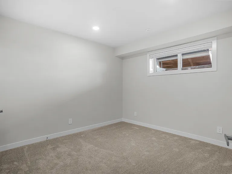 111 Adolph Cres — Photo 31