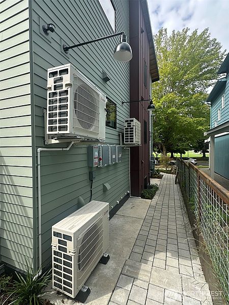 3rd image of 228 21st Avenue E