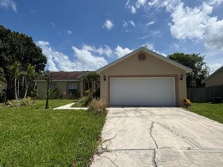 2274 SE Longhorn Ave — Photo 1