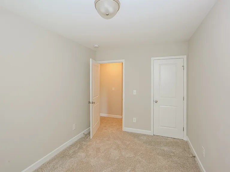 142 Rowan St S — Photo 11